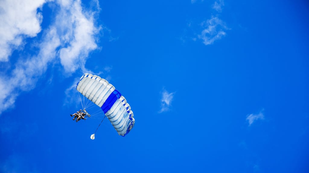 parachute-1209920_1920.jpg